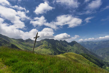 Die bukolische Landschaft des Mastellone-Tals im Sommer, Rimella, Valsesia, Bezirk Vercelli, Piemont, Italien, Europa - RHPLF29354