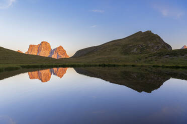 Der Baste-See und die Spiegelung des Pelmo-Berges, bei Sonnenuntergang, Giau-Pass, Dolomiten von Belluno, Venetien, Italien, Europa - RHPLF29392