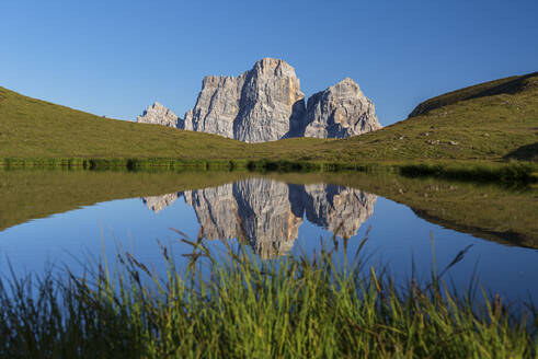 Der Berg Pelmo spiegelt sich im Wasser des Baste-Sees, Giau-Pass, Dolomiten von Belluno, Venetien, Italien, Europa - RHPLF29394