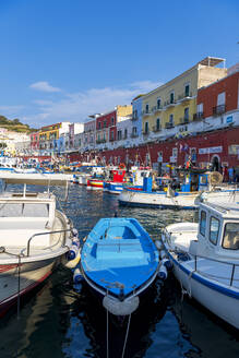 Kleine Boote im Hafen des bunten Fischerdorfs Ponza, Insel Ponza, Pontinische Inseln, Tyrrhenisches Meer, Provinz Latina, Latium (Latium), Italien, Europa - RHPLF29398