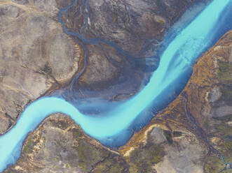Abstrakte Luftaufnahme eines Flusses an einem Sommertag entlang der Südküste Islands, Island, Polarregionen - RHPLF29425
