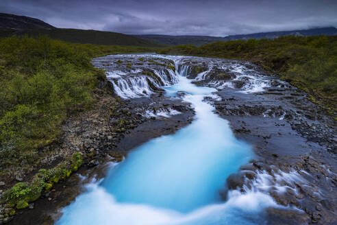 Der schöne Wasserfall Bruarfoss an einem bewölkten Sommertag, Island, Polarregionen - RHPLF29437