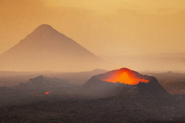 Langzeitbelichtung zur Aufnahme des Sonnenuntergangs am Vulkan Litli-Hrutur während des Ausbruchs, Halbinsel Reykjanes, Island, Polarregionen - RHPLF29439