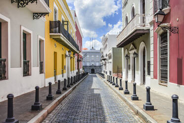 Eine bunte Kolonialstraße in San Juan, Puerto Rico, Karibik, Mittelamerika - RHPLF29449