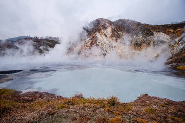 Vulkanfeld und dampfender Teich in Noboribetsu, Höllental, Hokkaido, Japan, Asien - RHPLF29475