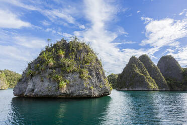 Blick auf vegetationsbedeckte Inselchen in der Wayag-Bucht, Raja Ampat, Indonesien, Südostasien, Asien - RHPLF29500