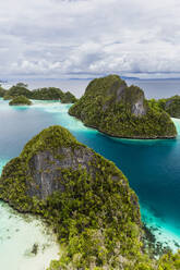 Ein Blick von oben auf die kleinen Inseln des geschützten Naturhafens in der Wayag-Bucht, Raja Ampat, Indonesien, Südostasien, Asien - RHPLF29510