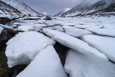 Eisblöcke in Sifjordbotn, Senja, Troms og Finnmark, Norwegen, Skandinavien, Europa - RHPLF29616