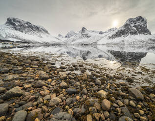 Kieselsteine und Bergreflexionen im Fjord, Senja, Troms og Finnmark, Norwegen, Skandinavien, Europa - RHPLF29619