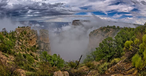 Blick auf den Grand Canyon vom Moran Point an einem bewölkten Tag mit Wolken, die im Canyon schweben, Grand Canyon National Park, UNESCO-Weltkulturerbe, Arizona, Vereinigte Staaten von Amerika, Nordamerika - RHPLF29624