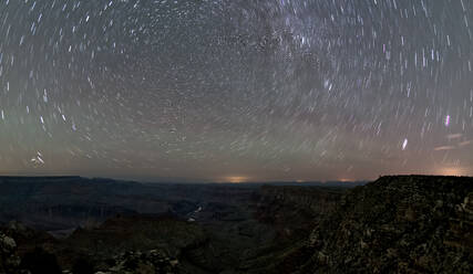 Der Wirbel der Sterne am Nachthimmel über dem Grand Canyon South Rim vom Navajo Point aus gesehen, mit dem historischen Wachturm in der Ferne rechts, Grand Canyon National Park, UNESCO-Weltkulturerbe, Arizona, Vereinigte Staaten von Amerika, Nordamerika - RHPLF29630