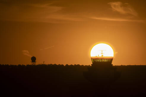 Die Sonne ist bei Sonnenaufgang auf den Kontrollturm eines Flughafens ausgerichtet, Spanien, Europa - RHPLF29635