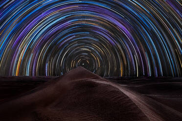 Sternenschweif über den Sanddünen der Wüste Rub al Khali, Oman, Naher Osten - RHPLF29637