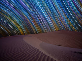 Sternenschweif über den Sanddünen der Wüste Rub al Khali, Oman, Naher Osten - RHPLF29644