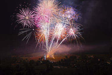 Wunderschönes Feuerwerk über einer kleinen Landkirche in Val d'Aiano, Emilia Romagna, Italien, Europa - RHPLF29648