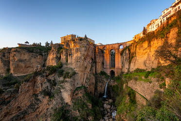 Blick auf schöne Brücke und Wasserfall und traditionelles weißes Dorf, Ronda, Pueblos Blancos, Andalusien, Spanien, Europa - RHPLF29653