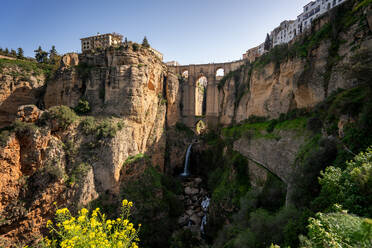 Blick auf eine schöne Brücke und einen Wasserfall, ein traditionelles weißes Dorf, Ronda, Pueblos Blancos, Andalusien, Spanien, Europa - RHPLF29654