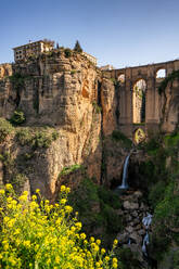 Schöne Brücke und Wasserfall und traditionelles weißes Dorf von Ronda, Pueblos Blancos, Andalusien, Spanien, Europa - RHPLF29656