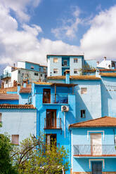 Straße im blau gestrichenen Schlumpfhaus von Juzcar, Region Pueblos Blancos, Andalusien, Spanien, Europa - RHPLF29674