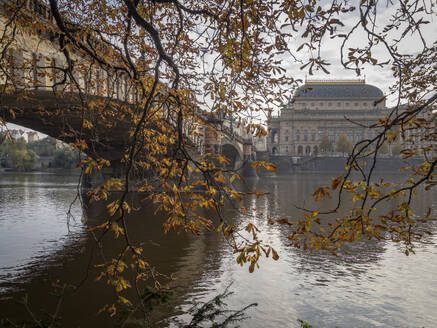 Most Legii (Legionsbrücke) und das Nationaltheater im Herbst, Prag, Tschechien (Tschechische Republik), Europa - RHPLF29760