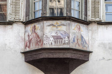 Religiöses Fresko an einem Gebäude in der Altstadt von Bozen (Bolzano), Bezirk Bozen, Sudtirol (Südtirol), Italien, Europa - RHPLF29830