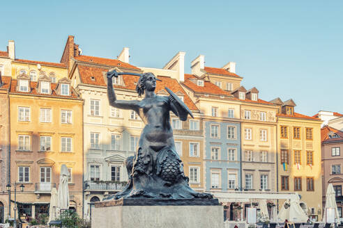 Poland, Mazowieckie, Warsaw, Statue of armed mermaid in historic market square - TAMF04002