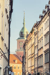 Polen, Mazowieckie, Warschau, Altstadthäuser mit Turm des Königsschlosses im Hintergrund - TAMF04004