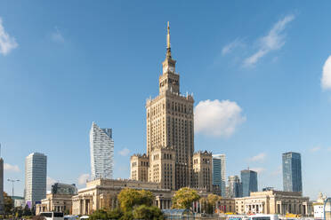 Polen, Mazowieckie, Warschau, Palast der Kultur und Wissenschaft und umliegende Wolkenkratzer - TAMF04005