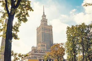 Polen, Mazowieckie, Warschau, Palast der Kultur und Wissenschaft vom Park aus gesehen - TAMF04007