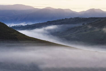 Frühmorgennebel über Tälern und Bergen, Serra da Canastra, Bundesstaat Minas Gerais, Brasilien, Südamerika - RHPLF29890