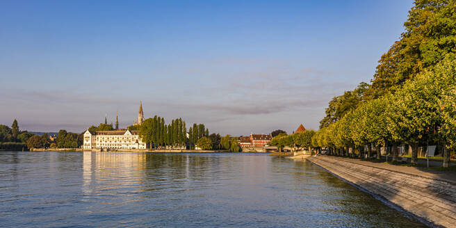 Deutschland, Baden Württemberg, Konstanz, Bodensee mit Steigenberger Inselhotel im Hintergrund - WDF07452