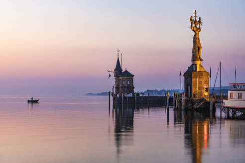 Deutschland, Baden-Württemberg, Konstanz, Hafen am Ufer des Bodensees in der Morgendämmerung mit Imperia-Statue im Vordergrund - WDF07455