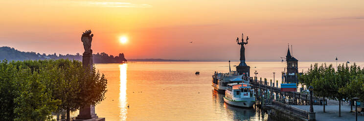 Deutschland, Baden-Württemberg, Konstanz, Panoramablick auf den Hafen am Ufer des Bodensees bei Sonnenaufgang - WDF07458