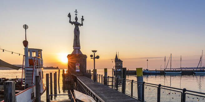 Deutschland, Baden-Württemberg, Konstanz, Panoramablick auf den Hafen am Ufer des Bodensees bei Sonnenaufgang - WDF07459