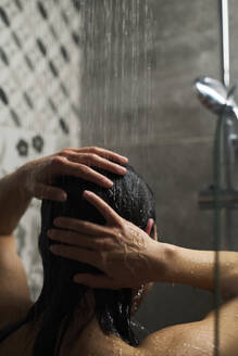 Frau wäscht Haare und nimmt ein Bad zu Hause - DSHF01153