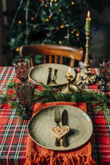 Teller und Weingläser auf dem Weihnachtstisch - VSNF01492