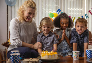 Junge feiert Geburtstag mit Mutter und Freunden zu Hause - IKF01435