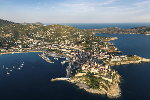 Frankreich, Haute-Corse, Calvi, Luftaufnahme der Stadt an der Küste der Insel Korsika - WFF00739