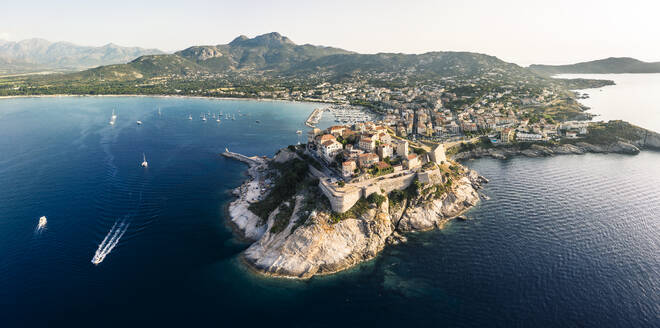 Frankreich, Haute-Corse, Calvi, Luftaufnahme der Stadt an der Küste der Insel Korsika - WFF00742