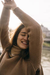 Lächelnde Frau mit braunem Pullover - YBF00317