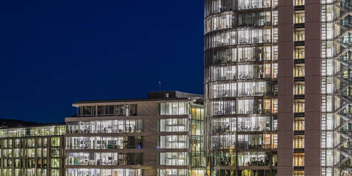 Deutschland, Baden-Württemberg, Stuttgart, Beleuchtete Bürogebäude bei Nacht - WDF07465