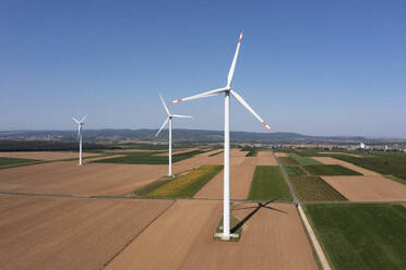 Österreich, Burgenland, Drohnenansicht eines ländlichen Windparks - WWF06580