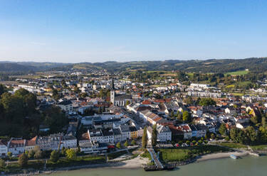 Österreich, Oberösterreich, Ottensheim, Drohnenansicht der Stadt an der Donau - WWF06583