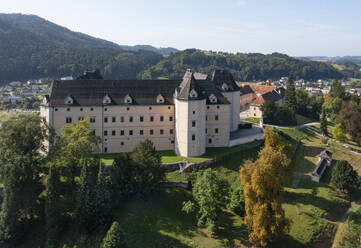 Österreich, Oberösterreich, Grein, Drohnenansicht von Schloss Greinburg - WWF06584