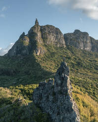 Luftaufnahme von Kletterern auf dem Berg Piton Jacob Peak in Port Louis, Mauritius. - AAEF24616