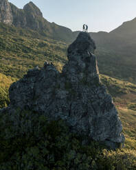 Luftaufnahme von Kletterern auf dem Berg Piton Jacob Peak in Port Louis, Mauritius. - AAEF24617