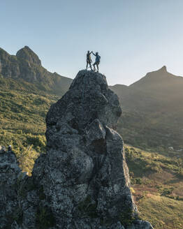 Luftaufnahme von Kletterern auf dem Berg Piton Jacob Peak in Port Louis, Mauritius. - AAEF24618