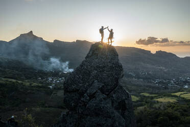 Luftaufnahme von Kletterern auf dem Berg Piton Jacob Peak in Port Louis, Mauritius. - AAEF24619