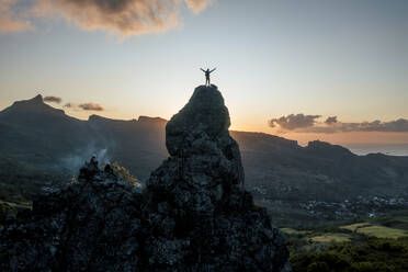 Luftaufnahme von Kletterern auf dem Berg Piton Jacob Peak in Port Louis, Mauritius. - AAEF24620