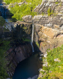 Luftaufnahme des Sept-Wasserfalls entlang des Tamarin-Flusses (Riviere Tamarin) im Bezirk Riviere Noire, Mauritius. - AAEF24635